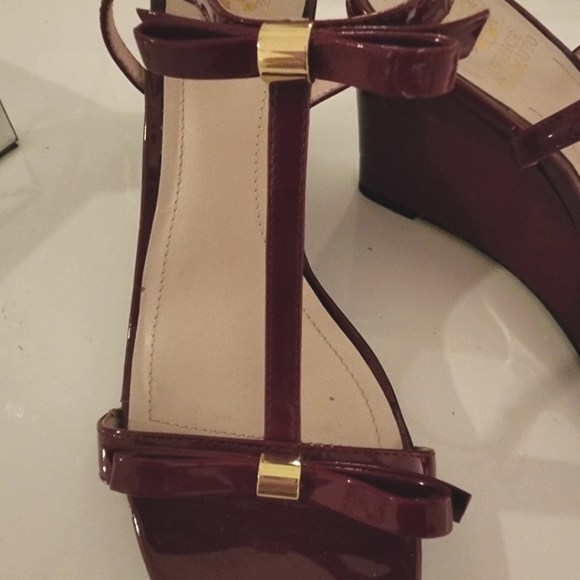 🌟NWOT Red Vince Camuto Patent Leather Strappy Wedge Sandals With Bow Size 9 🌟 - Picture 6 of 7